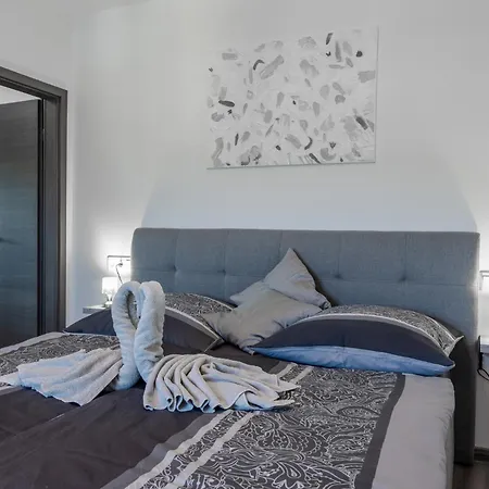 Diamond Apartment Vir